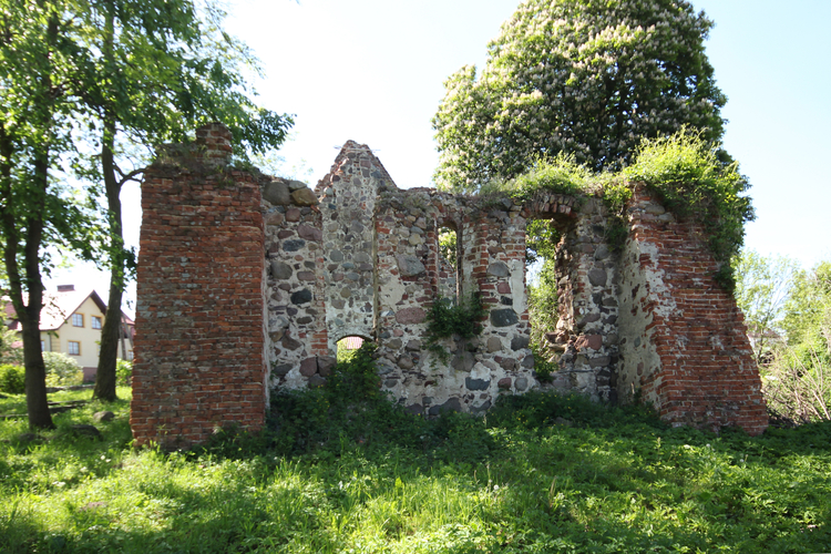 Ruiny kościoła w Moczyłach