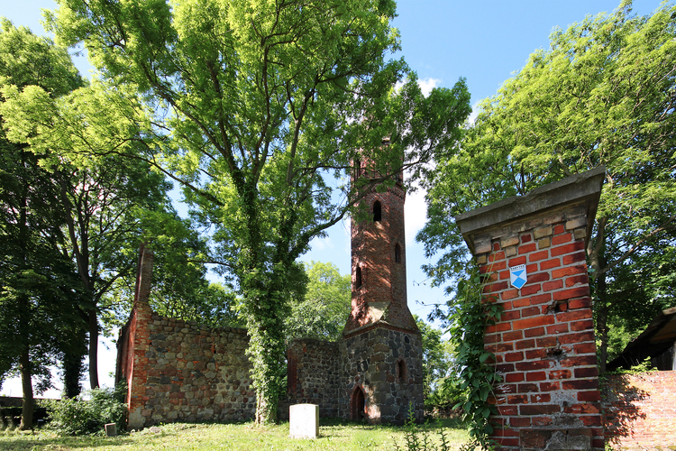 Ruiny kościoła w Karwowie