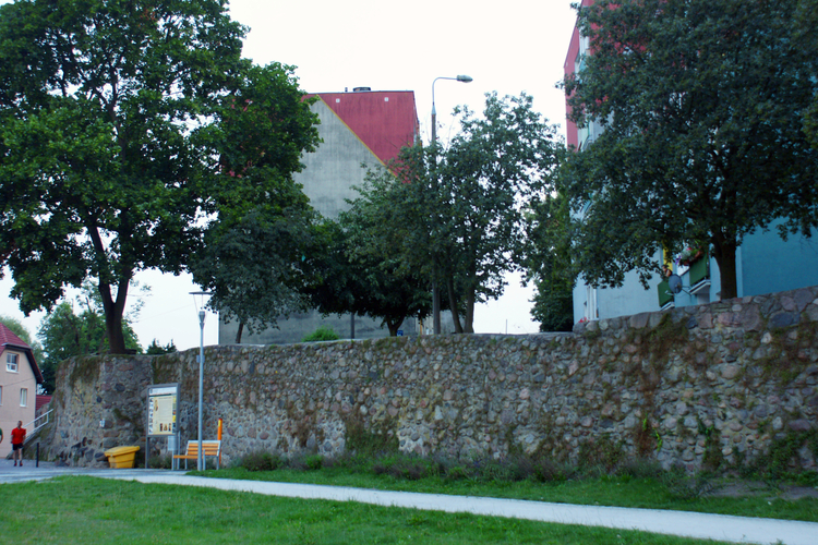 Pozostałości średniowiecznych fortyfikacji.