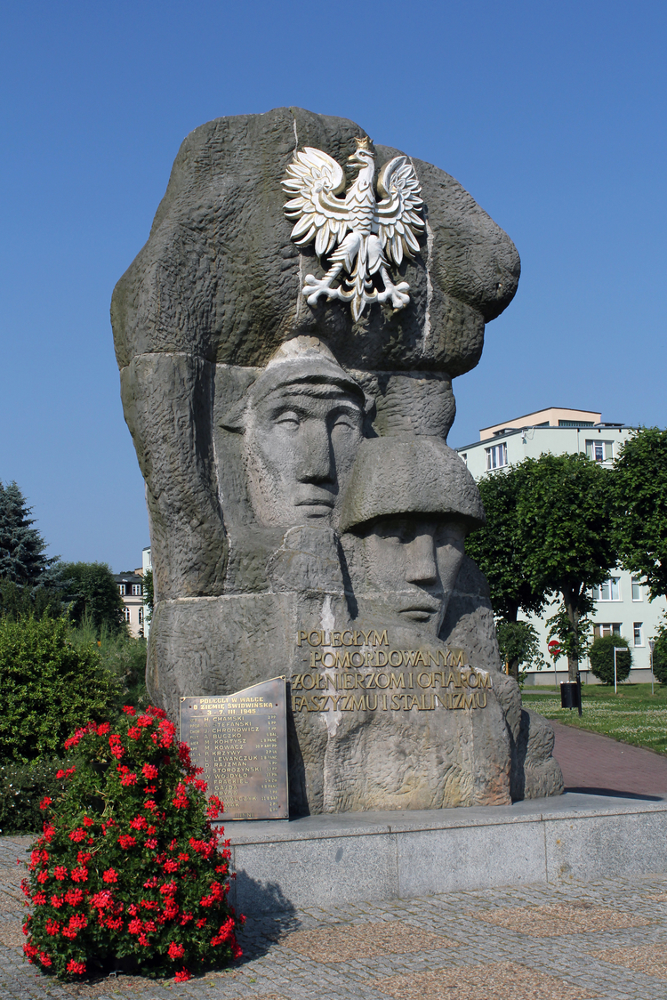 Plac Konstytucji 3 Maja w Świdwinie - Pomnik Poległym i Pomordowanym Żołnierzom, Ofiarom Faszyzmu i Stalinizmu