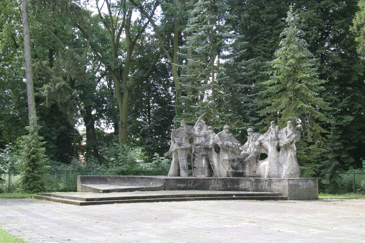 Pomnik_na_cmentarzu_wojennym