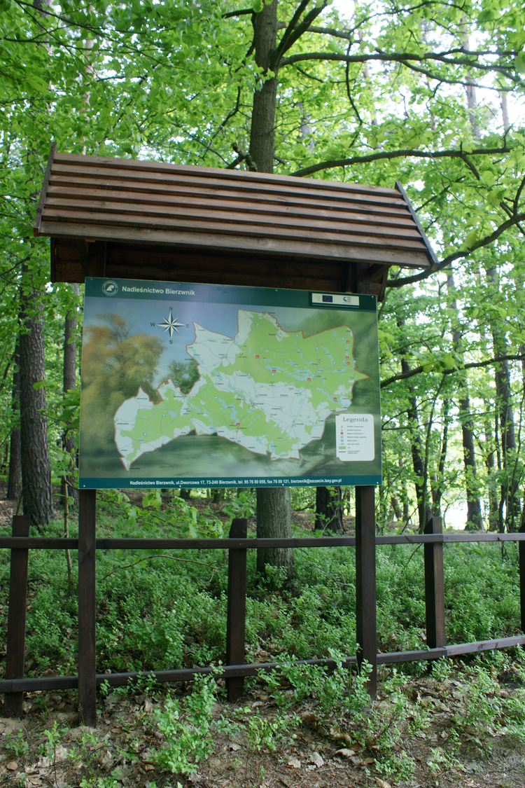  Jezioro Piaseczno - tablica informacyjna o regionie, usytuowana przy  brzegu jeziora