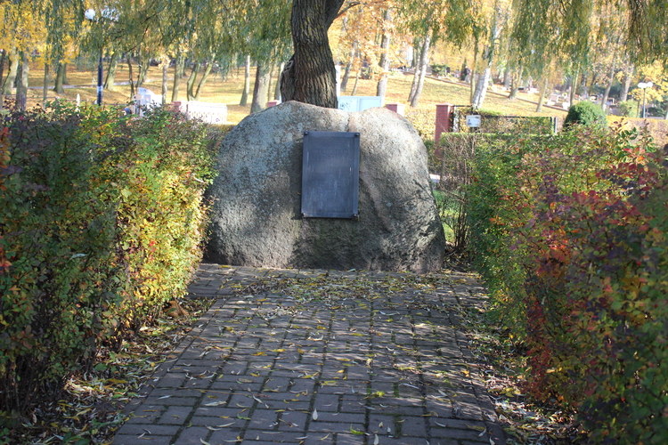 Kamień z tablicą pamięci pułkownika Władysława Cieślaka
