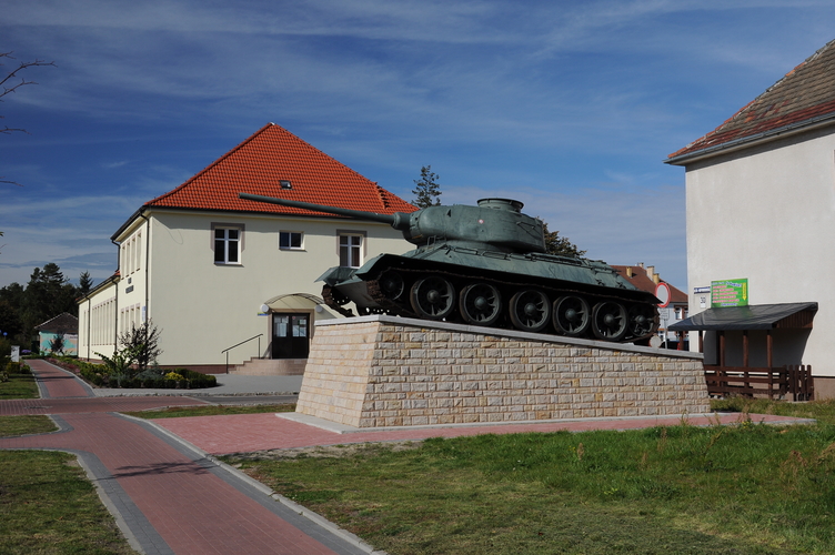 Czołg - pomnik, stojący przed Izbą Muzealną w Bornem Sulinowie,
