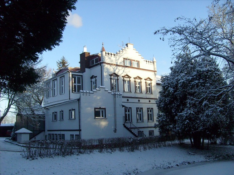Pałac i park pałacowy z drugiej ćwierci XIX wieku w Stanominie, gm. Białogard (zima)
