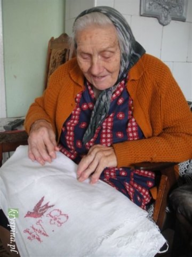 phoca_thumb_l_Anna Czerniawska ze 100-letnim obrusem  (fot. Marta Ryś-Tracz).JPG