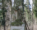 Zdjęcie przedstawia uszkodzony u podstaw obelisk-  pomnik nagrobny  Juergena Bernarda von Ramin  na dawnym cmentarzu przykościelnym w Stolcu                                                            