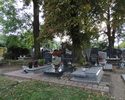 Zdjęcie przedstawia pomniki nagrobne na cmentarzu przykościelnym w Bezrzeczu                                                                                                                            
