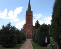Zdjęcie przedstawia kościół z czerwonej cegły w Gostyniu.                                                                                                                                               