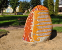 Zdjęcie przedstawia pięknie zdobiony kamień runiczny poświęcony Haraldowi Sinozębemu                                                                                                                    
