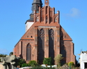 Zdjęcie przedstawia bogato zdobioną, zachodnią ścianę kościoła pw św. Mikołaja Biskupa w Wolinie                                                                                                        