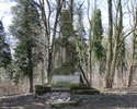 Zdjęcie przedstawia uszkodzony u podstaw obelisk-  pomnik nagrobny  Juergena Bernarda von Ramin  na dawnym cmentarzu przykościelnym w Stolc                                                             