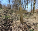 Zdjęcie przedstawia jeden z żeliwnych krzyży na dawnym cmentarzu przykościelnym w Stolcu                                                                                                                