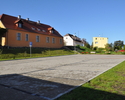 Zdjęcie przedstawia widok na nowy parking i pałac w Wolinie                                                                                                                                             