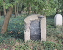 Zdjęcie przedstawia uszkodzoną tablicę nagrobną na starym poewangelickim cmentarzu w Siadle Górnym                                                                                                      