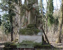 Zdjęcie przedstawia uszkodzony u podstaw obelisk-  pomnik nagrobny  Juergena Bernarda von Ramin  na dawnym cmentarzu przykościelnym w Stolcu                                                            