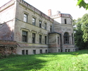 zdjęcie przedstawia front pałacu i trawnik                                                                                                                                                              