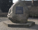 Widok na głaz pamiątkowy poświęcony Marszałkowi Józefowi Piłsudskiemu oraz na sąsiedni budynek.                                                                                                         