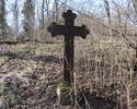 Zdjęcie przedstawia jeden z żeliwnych krzyży na dawnym cmentarzu przykościelnym w Stolcu                                                                                                                