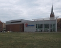 Widok na frontową ścianę kompleksu sportowego Gryf Arena oraz sąsiednie budynki.                                                                                                                        