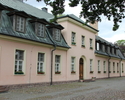 Zdjęcie przedstawia pałac w Bielinie. Na pierwszym planie widać frontową elewację obiektu z głównym wejściem w centralnej części budynku.                                                               