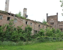 Zdjęcie przedstawia folwark w Krzymowie. Na pierwszym planie widać ruiny budynków gospodarczych.                                                                                                        