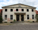 Na zdjęciu widać ruiny mudynku, dom oficera w Bornem Sulinowie. Budynek jest zniszczony w wyniku pożaru oraz dewastacji.                                                                                