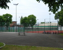 Na zdjęciu widnieje boisko wielofunkcyjne przy Gimnazjum nr 1 w Goleniowie, widok od strony placu przy szkole.                                                                                          