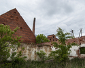 Zdjęcie przedstawia dawny folwark w Witnicy. Na pierwszym planie widać ruinę jednego z budynków gospodarczych.                                                                                          