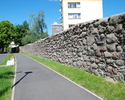 Na zdjęciu widnieją mury obronne w Nowogardzie, widok od strony jeziora.                                                                                                                                