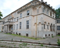 Na zdjęciu widnieje pałac w Mostach, widok od placu przed pałacem.                                                                                                                                      