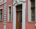 Zdjęcie przedstawia pałac w Lubiechowie Górnym. Na pierwszym planie widać drzwi wejściowe do budynku.                                                                                                   