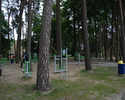 Na zdjęciu widnieje siłownia zewnętrzna mieszcząca się na terenie stadionu przy ul. Sportowej w Goleniowie                                                                                              
