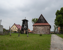 Zdjęcie przedstawia cmentarz przykościelny w Mielenku Gryfińskim. Na pierwszym planie widoczne są zabytkowe, przedwojenne krzyże. W tle widoczny jest dzwon i tylna elewacja kościoła.                  