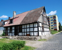 Na zdjęciu widnieje ryglowy budynek mieszkalny z XIX w., widok od strony murów obronnych.                                                                                                               