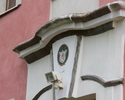 Zdjęcie przedstawia pałac w Lubiechowie Górnym. Na pierwszym planie widać herb, który znajduje się na wejściem do budynku.                                                                              