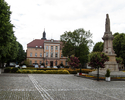 Zdjęcie przedstawia teren starego miasta w Mieszkowicach. Na pierwszym planie widać pl. Wolności, po prawej stronie pomnik Mieszka I, w tle gmach urzędu miasta.                                        