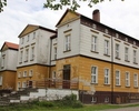 Zdjęcie przedstawia pałac w Zieleninie. Na pierwszym planie widać tylną elewację budynku.                                                                                                               