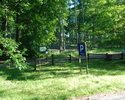Na zdjęciu widnieje wjazd na parking leśny u podnóża Góry Zielonczyn.                                                                                                                                   