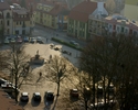 Zdjęcie przedstawia zabytkowy rynek  miasta Barlinką z fontanną. Fotografia  przedstawiam fragment miasta z lotu ptaka.                                                                                 