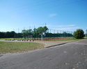 Na zdjęciu widnieje boisko wielofunkcyjne w Czarnocinie, widok od głównej ulicy                                                                                                                         