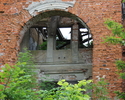 Zdjęcie przedstawia pałac w Gądnie. Na pierwszym planie widać łuk nad głównym wejściem do budynku.                                                                                                      
