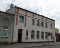 Zdjęcie przedstawia budynek poczty w Baniach. Na pierwszym planie widać frontową elewację XIX-wiecznego budynku.                                                                                        