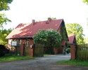 Na zdjęciu widnieje leśniczówka w Widzieńsku, widok od bramy wjazdowej                                                                                                                                  