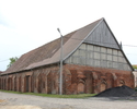 Zdjęcie przedstawia stodołę gotycką w Kołbaczu. Na pierwszym planie widoczny jest zabytek z perspektywy podwórza gospodarczego.                                                                         