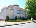 Na zdjęciu widnieje budynek, w którym mieści się liceum oraz gimnazjum w Nowogardzie, gdzie odbywają się spotkania Kościoła Adwentystów Dnia Siódmego.                                                  