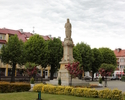 Zdjęcie przedstawia teren starego miasta w Mieszkowicach. Na pierwszym planie widać pomnik Mieszka I.                                                                                                   