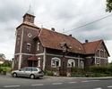 Zdjęcie przedstawia dom mieszkalny w Witnicy. Na pierwszym planie widać frontową i fragment bocznej elewacji budynku.                                                                                   