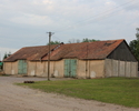 Zdjęcie przedstawia dawny folwark w Gogolicach. Na pierwszym planie widać budynki gospodarcze.                                                                                                          