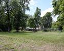 Zdjęcie przedstawia park w Goszkowie. Na pierwszym planie widać polanę zagospodarowaną na boisko do piłki siatkowej.                                                                                    